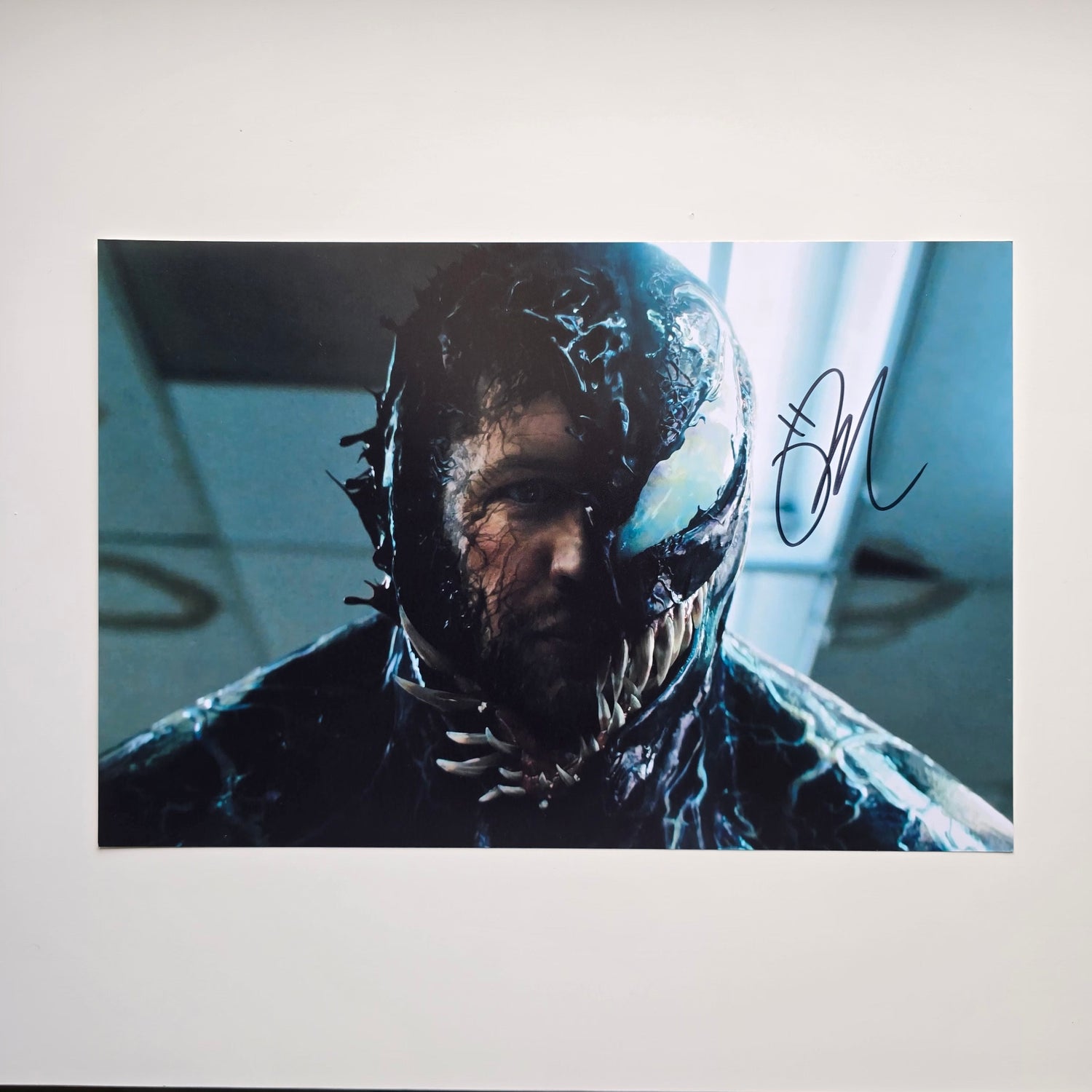 Tom Hardy Venom 20x30 cm Boyutunda Boyutunda El İmzalı Fotoğraf (Ömür Boyu COA) Japan Vinyl