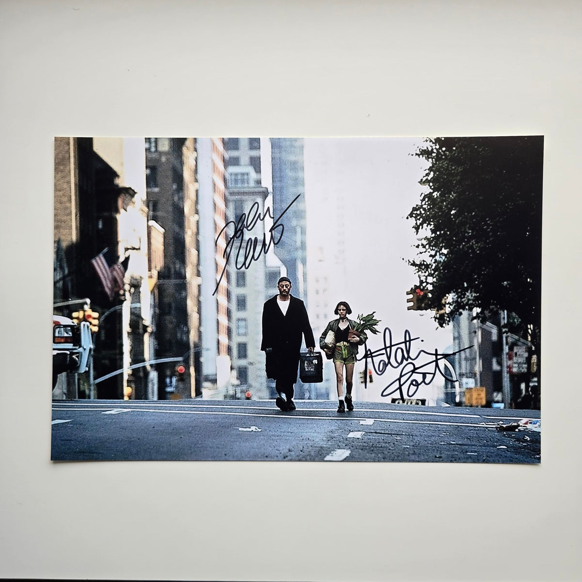Jean Reno & Natalie Portman, Léon: The Professional 20x30 cm Boyutunda El İmzalı Fotoğraf (Ömür Boyu COA) Japan Vinyl