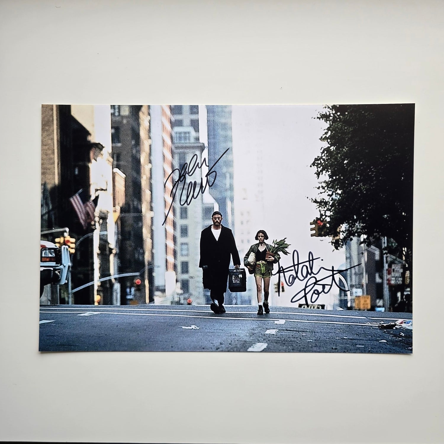 Jean Reno & Natalie Portman, Léon: The Professional 20x30 cm Boyutunda El İmzalı Fotoğraf (Ömür Boyu COA) Japan Vinyl