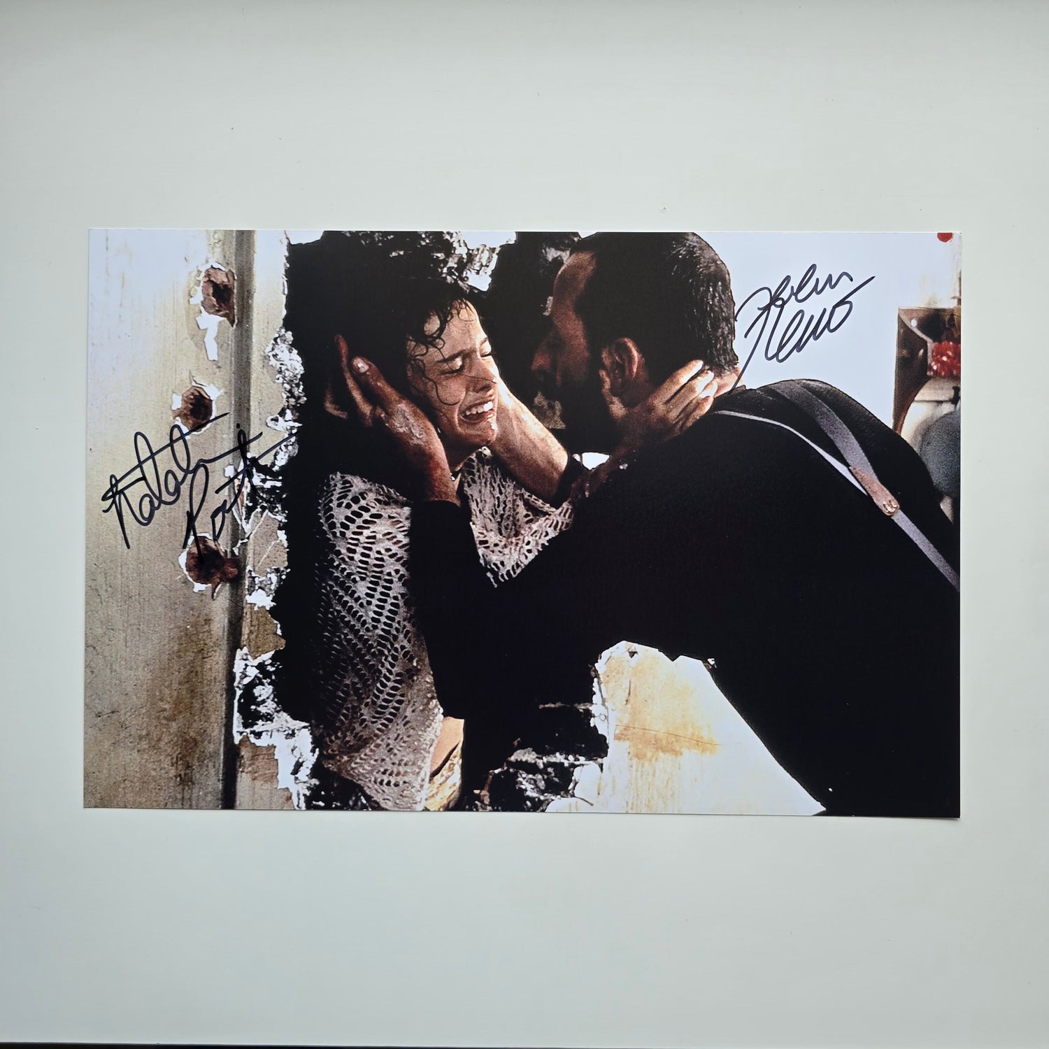 Jean Reno & Natalie Portman, Léon: The Professioal 20x30 cm Boyutunda El İmzalı Fotoğraf (Ömür Boyu COA) Japan Vinyl
