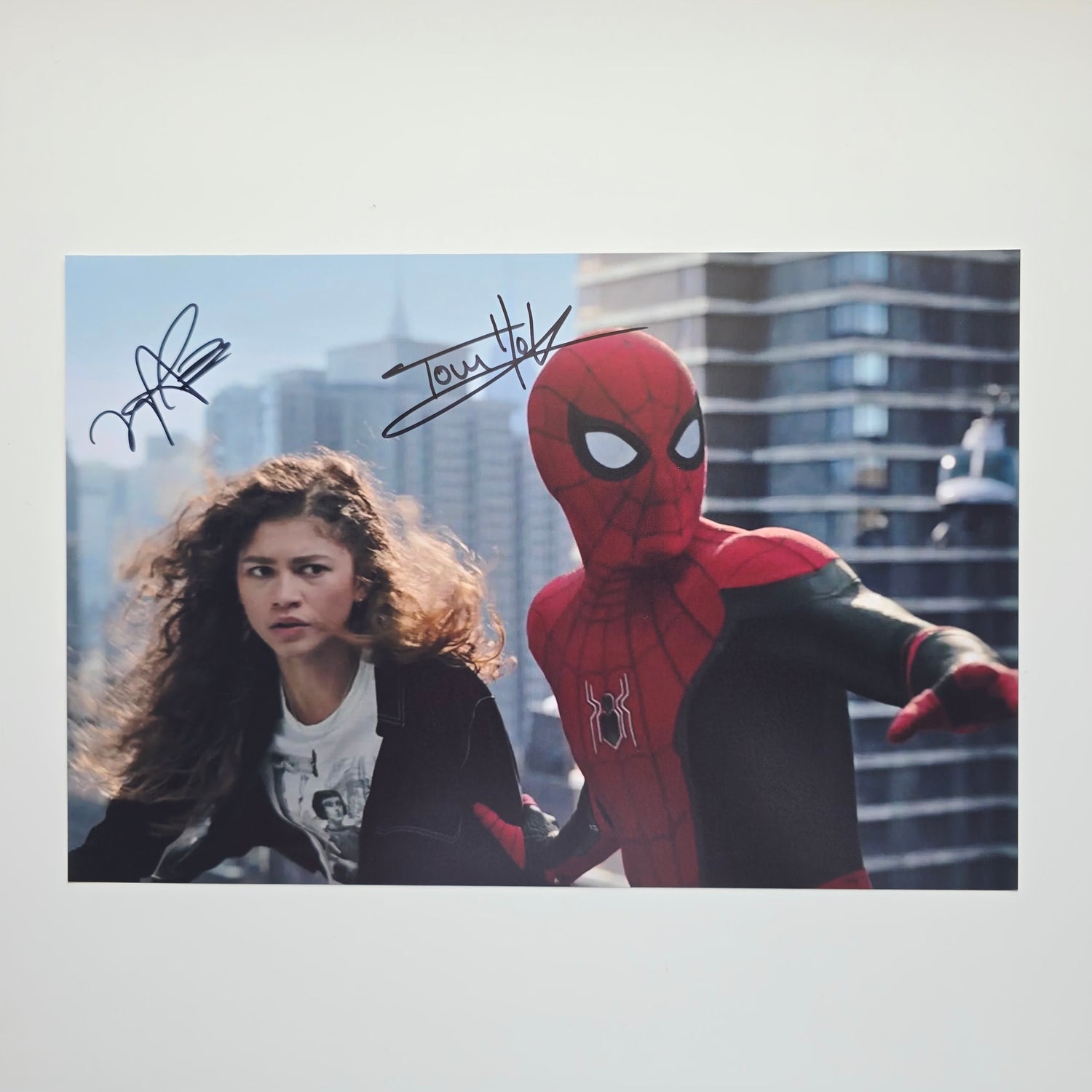 Tom Holland & Zendaya, Spider-Man 20x30 cm Boyutunda Islak İmzalı Fotoğraf (Ömür Boyu COA)