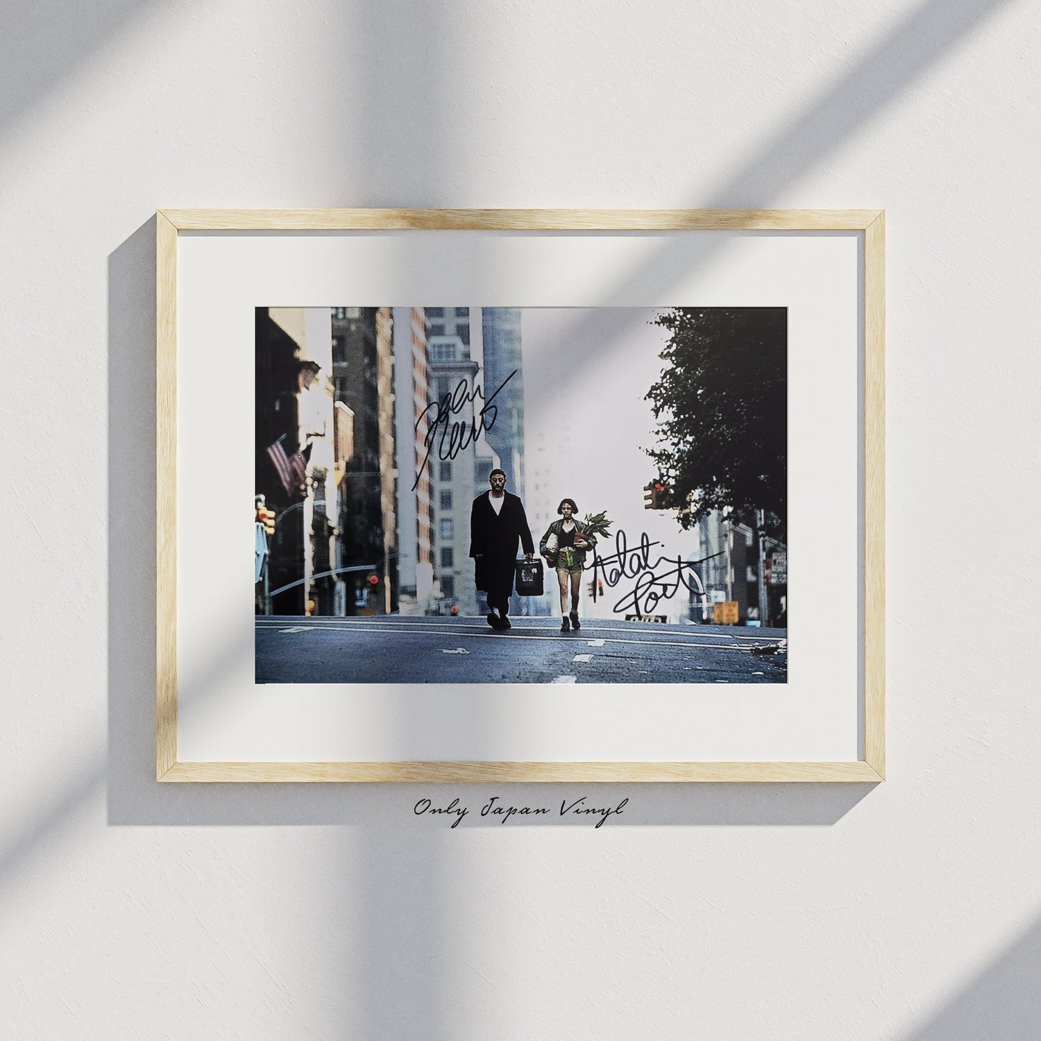 Jean Reno & Natalie Portman, Léon: The Professional 20x30 cm Boyutunda El İmzalı Fotoğraf (Ömür Boyu COA) Japan Vinyl