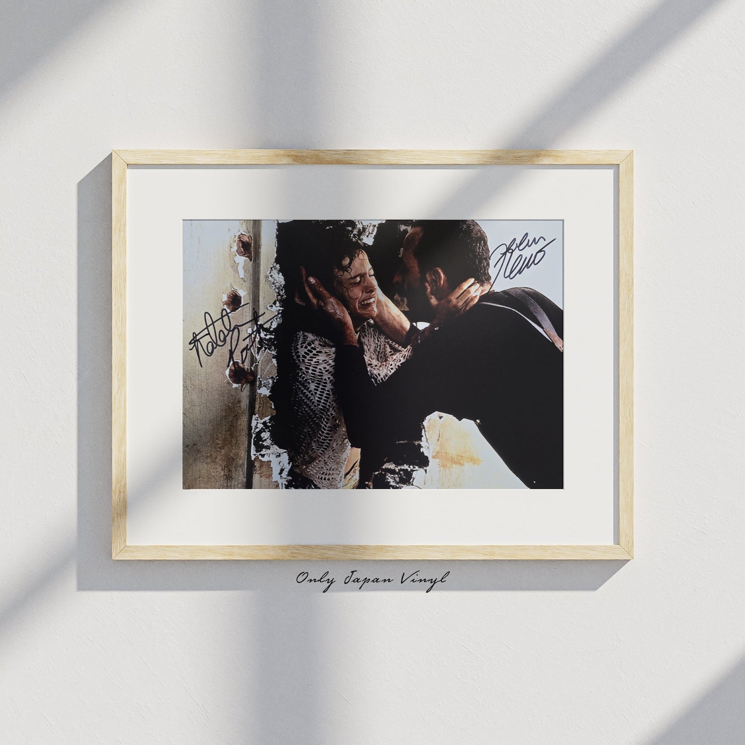 Jean Reno & Natalie Portman, Léon: The Professioal 20x30 cm Boyutunda El İmzalı Fotoğraf (Ömür Boyu COA) Japan Vinyl