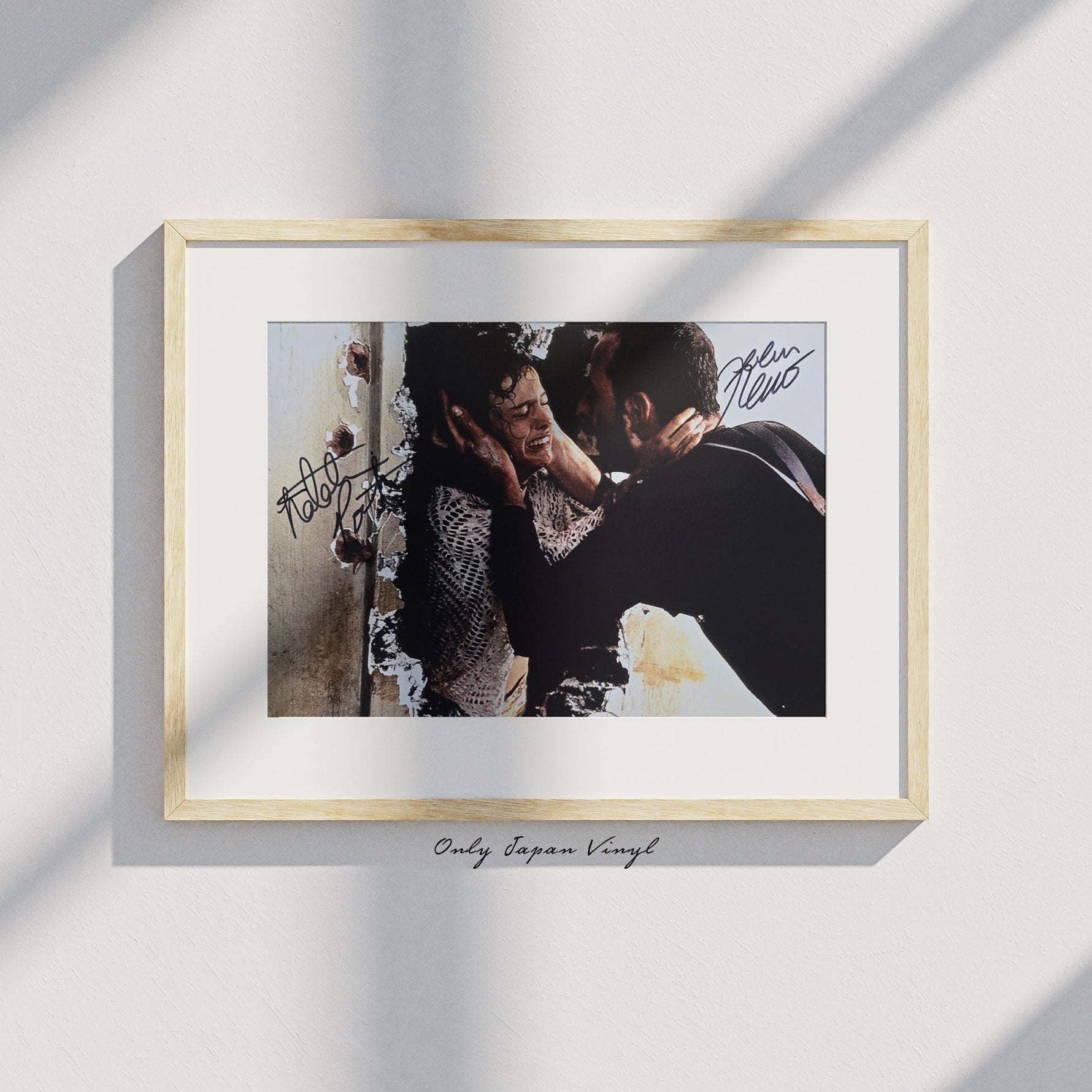 Jean Reno & Natalie Portman, Léon: The Professioal 20x30 cm Boyutunda El İmzalı Fotoğraf (Ömür Boyu COA) Japan Vinyl