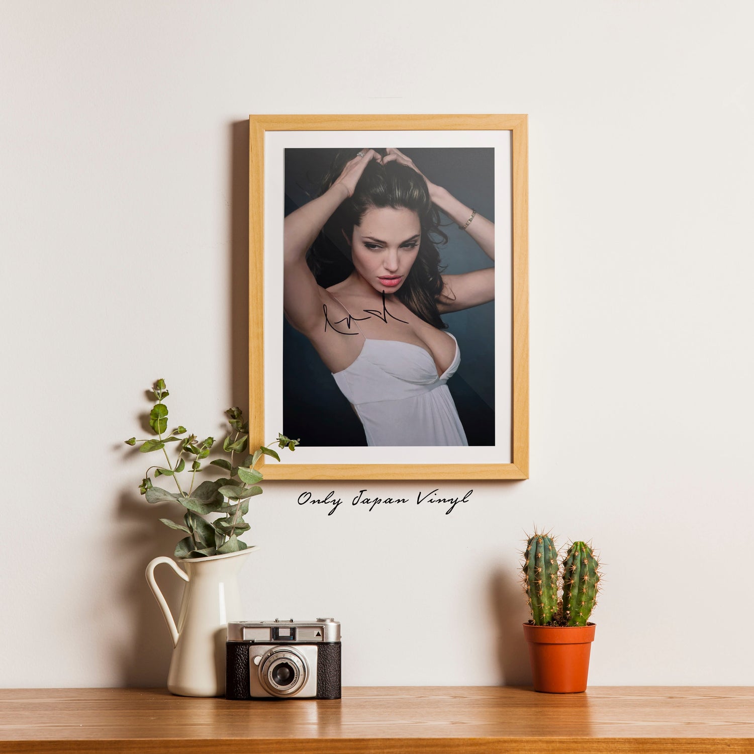 Angelina Jolie 20x30 cm Boyutunda El İmzalı Fotoğraf (Ömür Boyu COA) Japan Vinyl