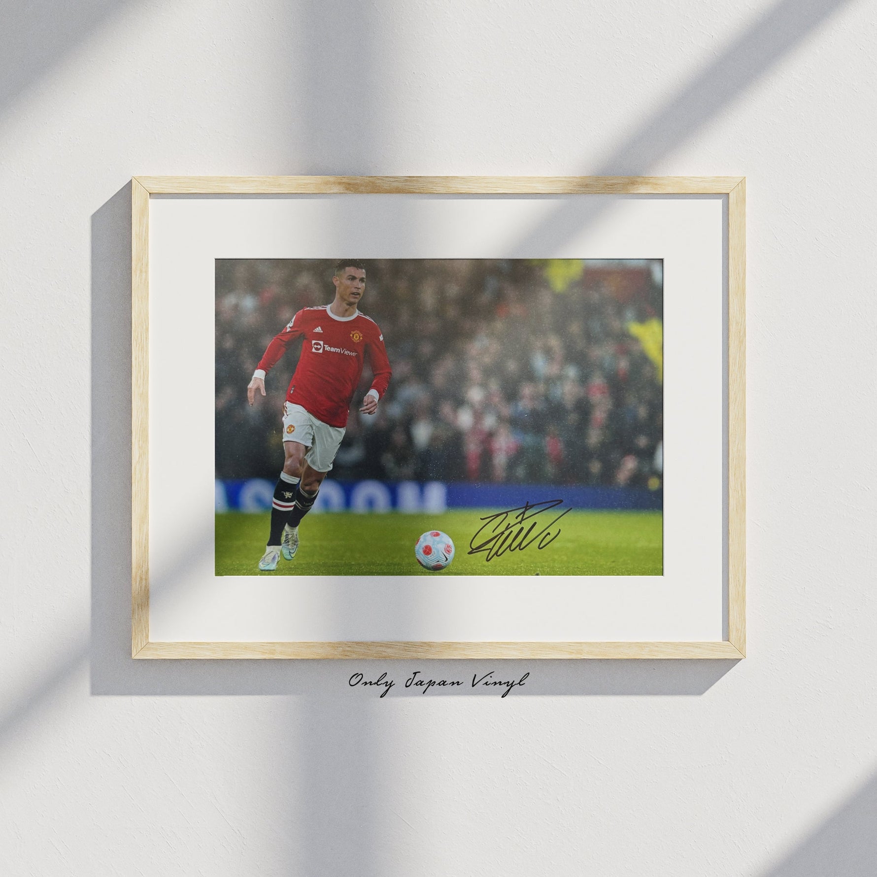 Cristiano Ronaldo 20x30 cm Boyutunda El İmzalı Fotoğraf (Ömür Boyu COA) Japan Vinyl