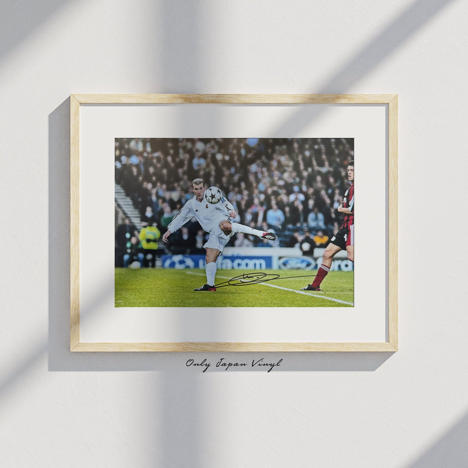 Zinédine Zidane 20x30 cm Boyutunda El İmzalı Fotoğraf (Ömür Boyu COA) Japan Vinyl