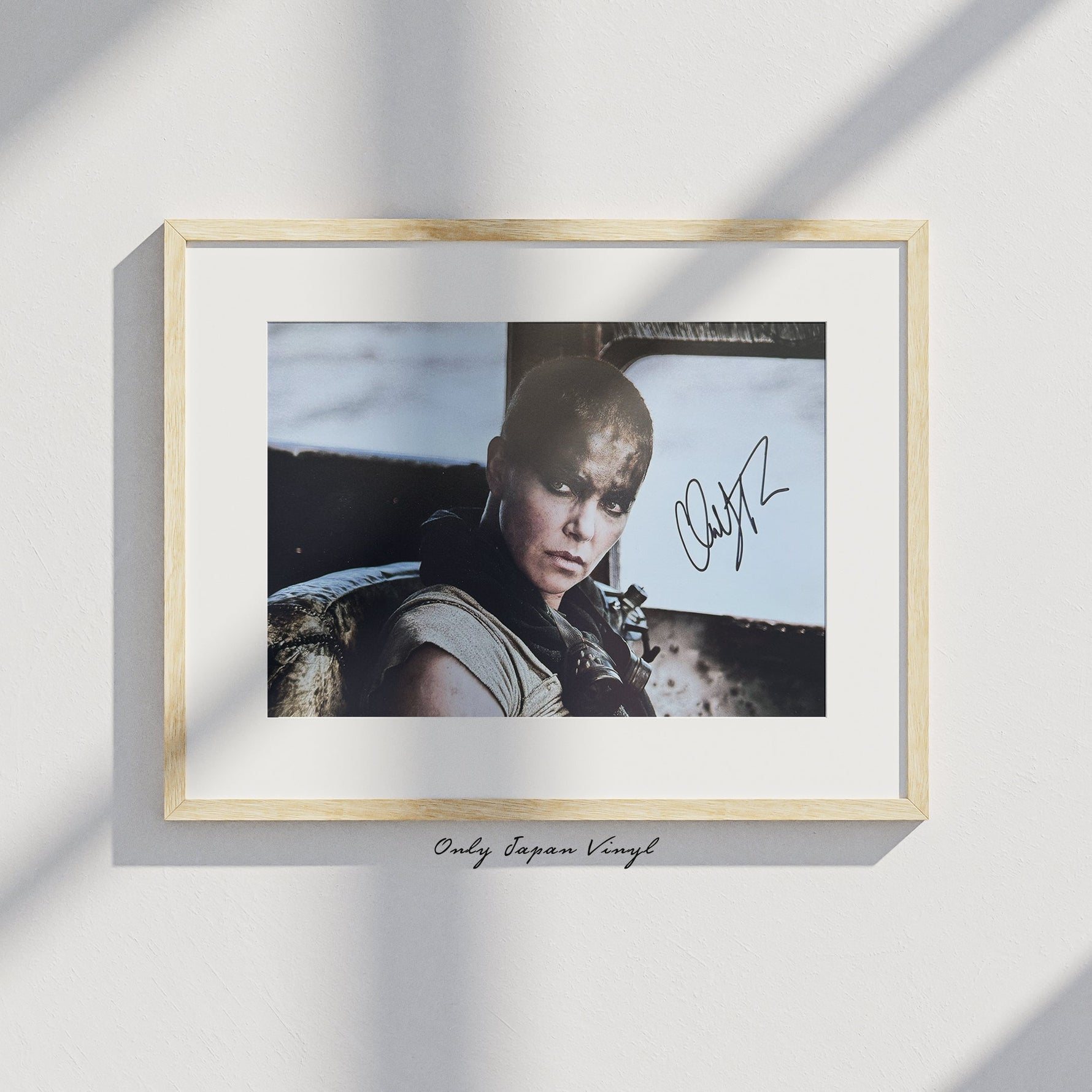 Charlize Theron Mad Max 20x30 cm Boyutunda El İmzalı Fotoğraf (Ömür Boyu COA) Japan Vinyl