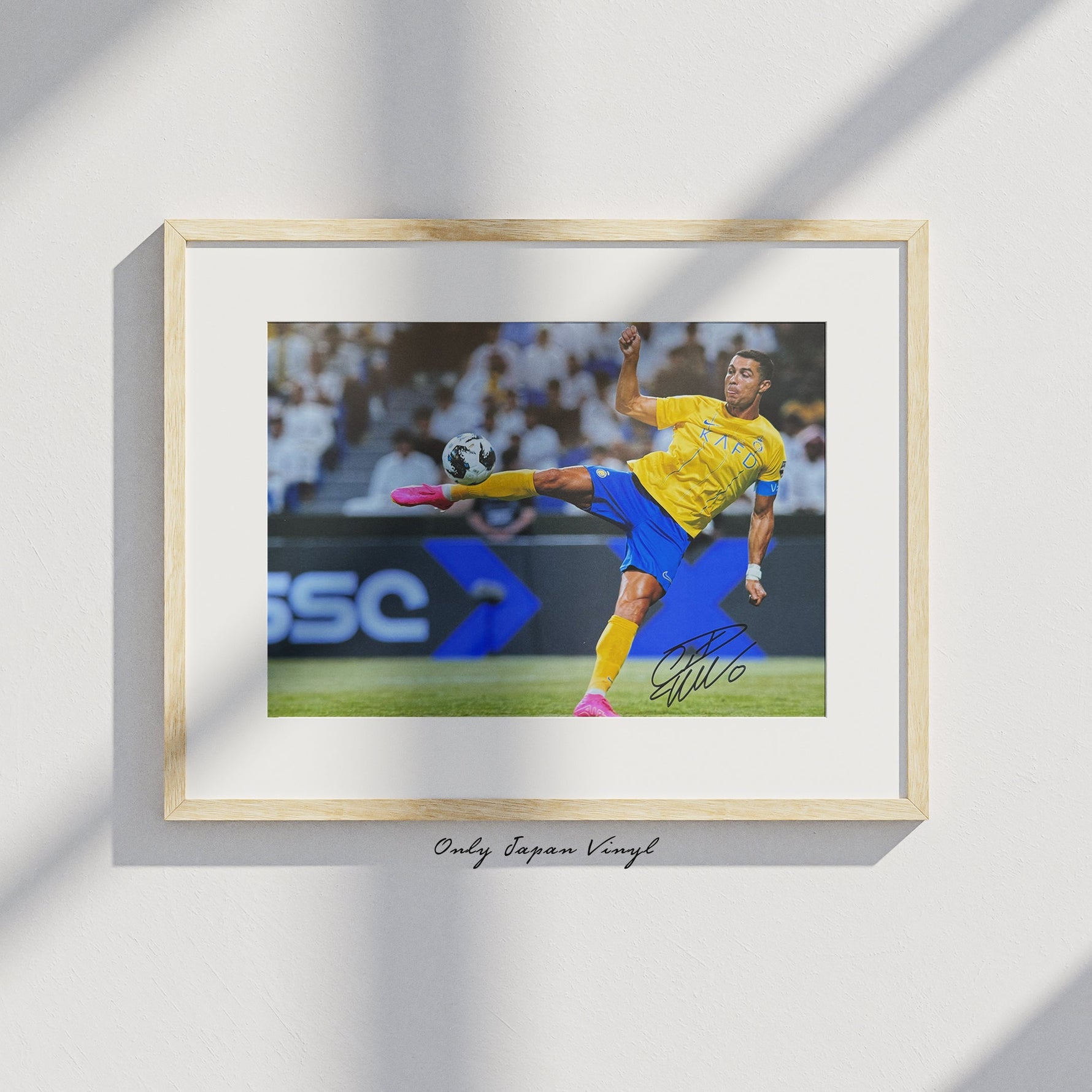 Cristiano Ronaldo 20x30 cm Boyutunda El İmzalı Fotoğraf (Ömür Boyu COA) Japan Vinyl