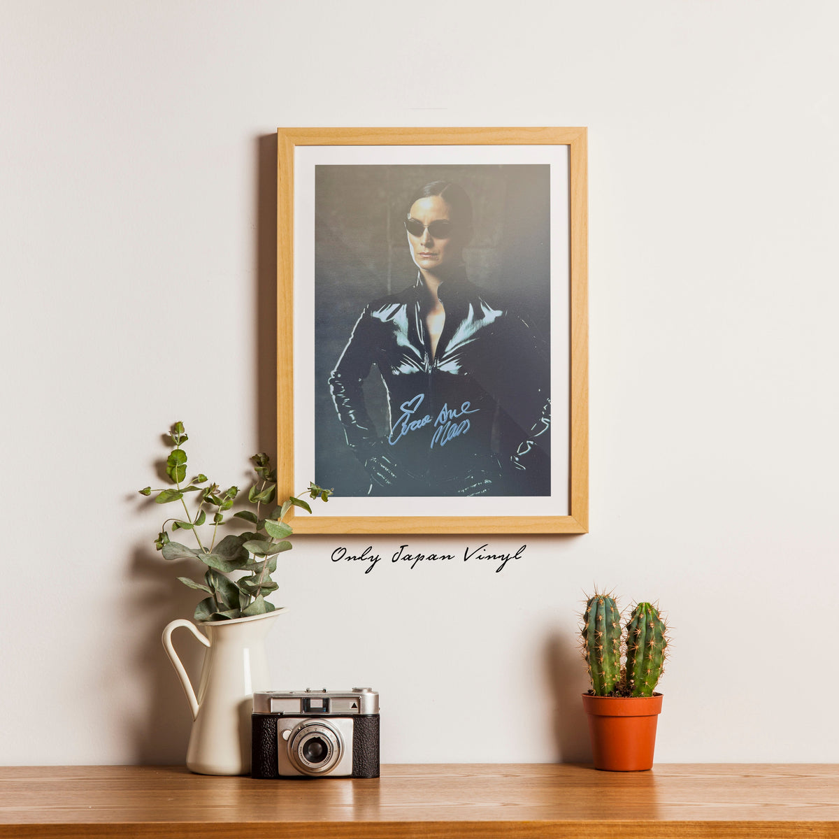 Carrie-Anne Moss Matrix 20x30 cm Boyutunda El İmzalı Fotoğraf (Ömür Boyu COA) Japan Vinyl