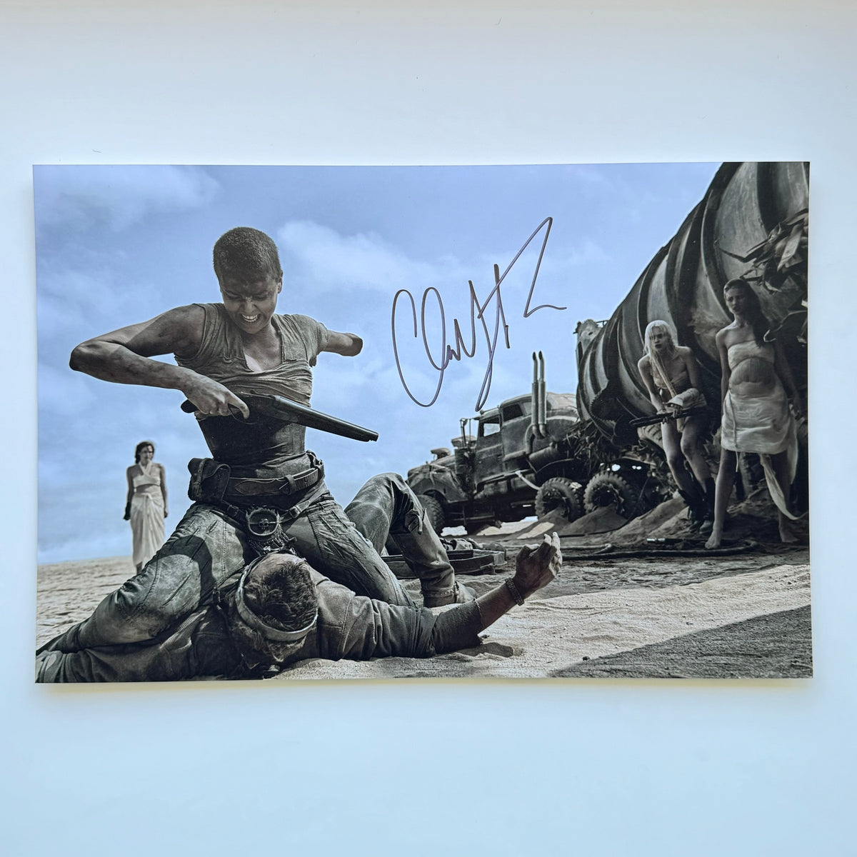 Charlize Theron Mad Max 20x30 cm Boyutunda El İmzalı Fotoğraf (Ömür Boyu COA) Japan Vinyl