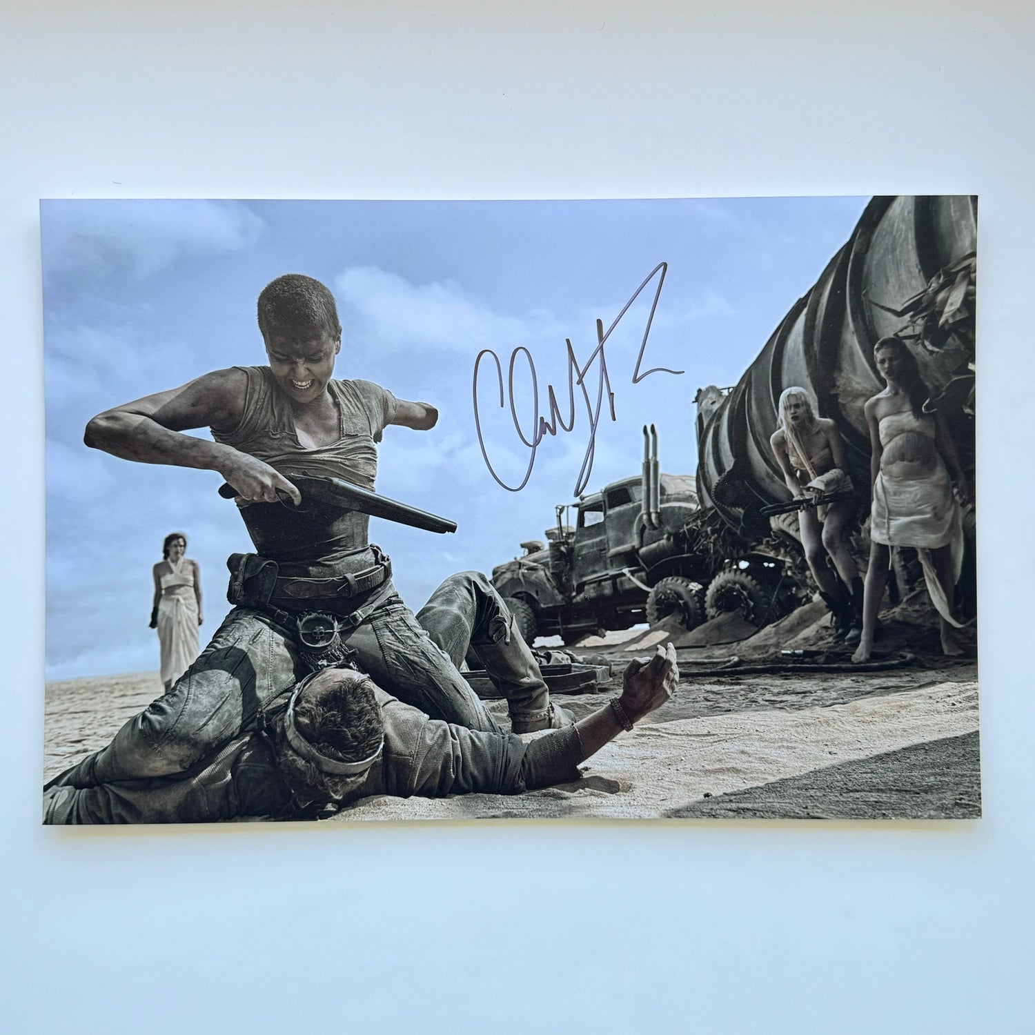 Charlize Theron Mad Max 20x30 cm Boyutunda El İmzalı Fotoğraf (Ömür Boyu COA) Japan Vinyl
