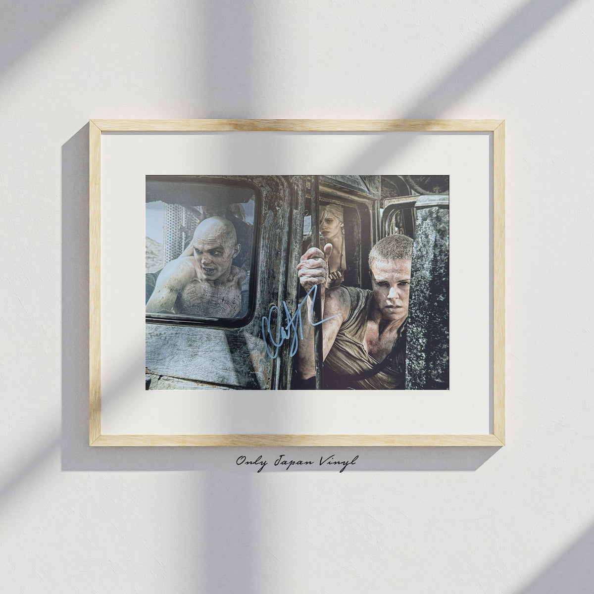 Charlize Theron Mad Max 20x30 cm Boyutunda El İmzalı Fotoğraf (Ömür Boyu COA) Japan Vinyl