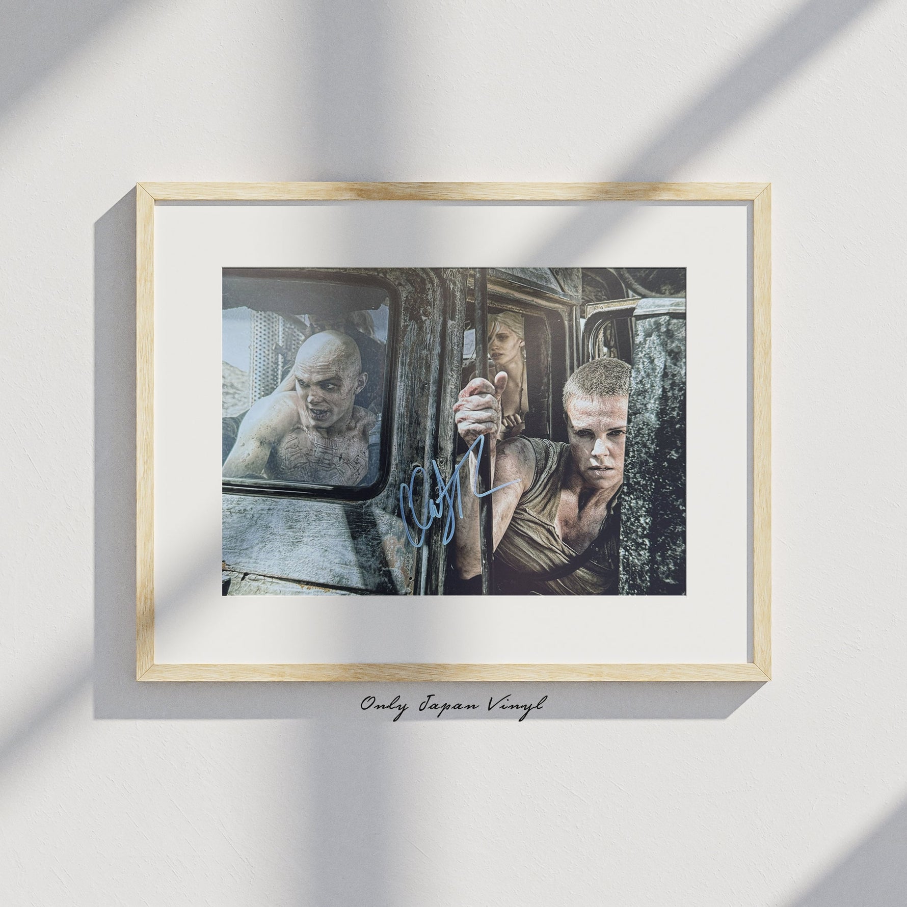 Charlize Theron Mad Max 20x30 cm Boyutunda El İmzalı Fotoğraf (Ömür Boyu COA) Japan Vinyl