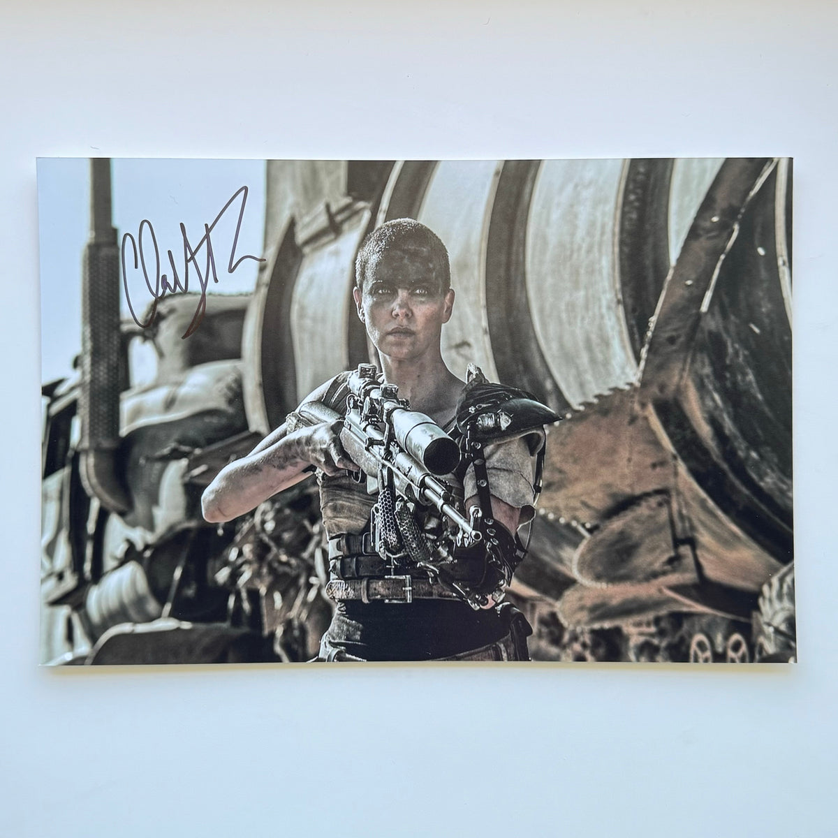 Charlize Theron Mad Max 20x30 cm Boyutunda El İmzalı Fotoğraf (Ömür Boyu COA) Japan Vinyl