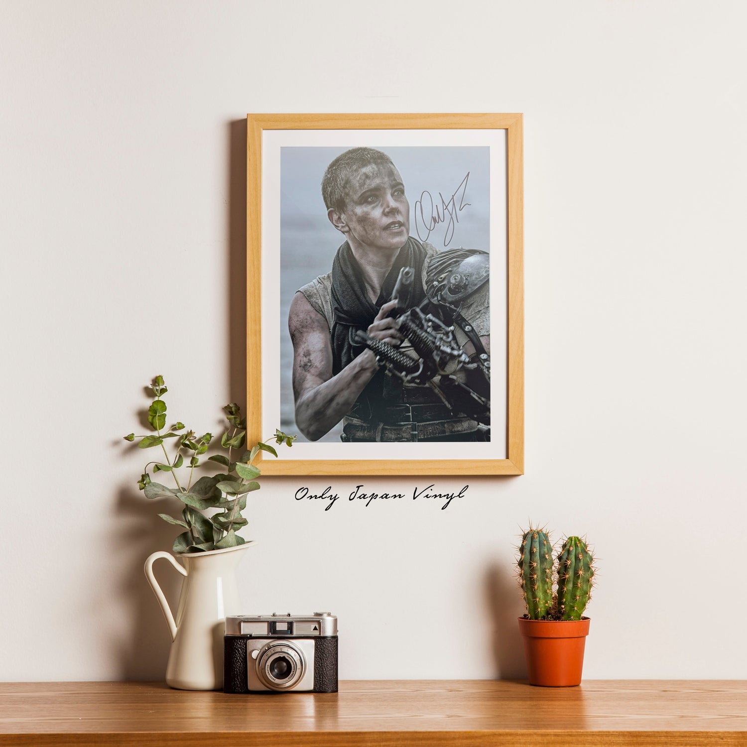 Charlize Theron Mad Max 20x30 cm Boyutunda El İmzalı Fotoğraf (Ömür Boyu COA) Japan Vinyl