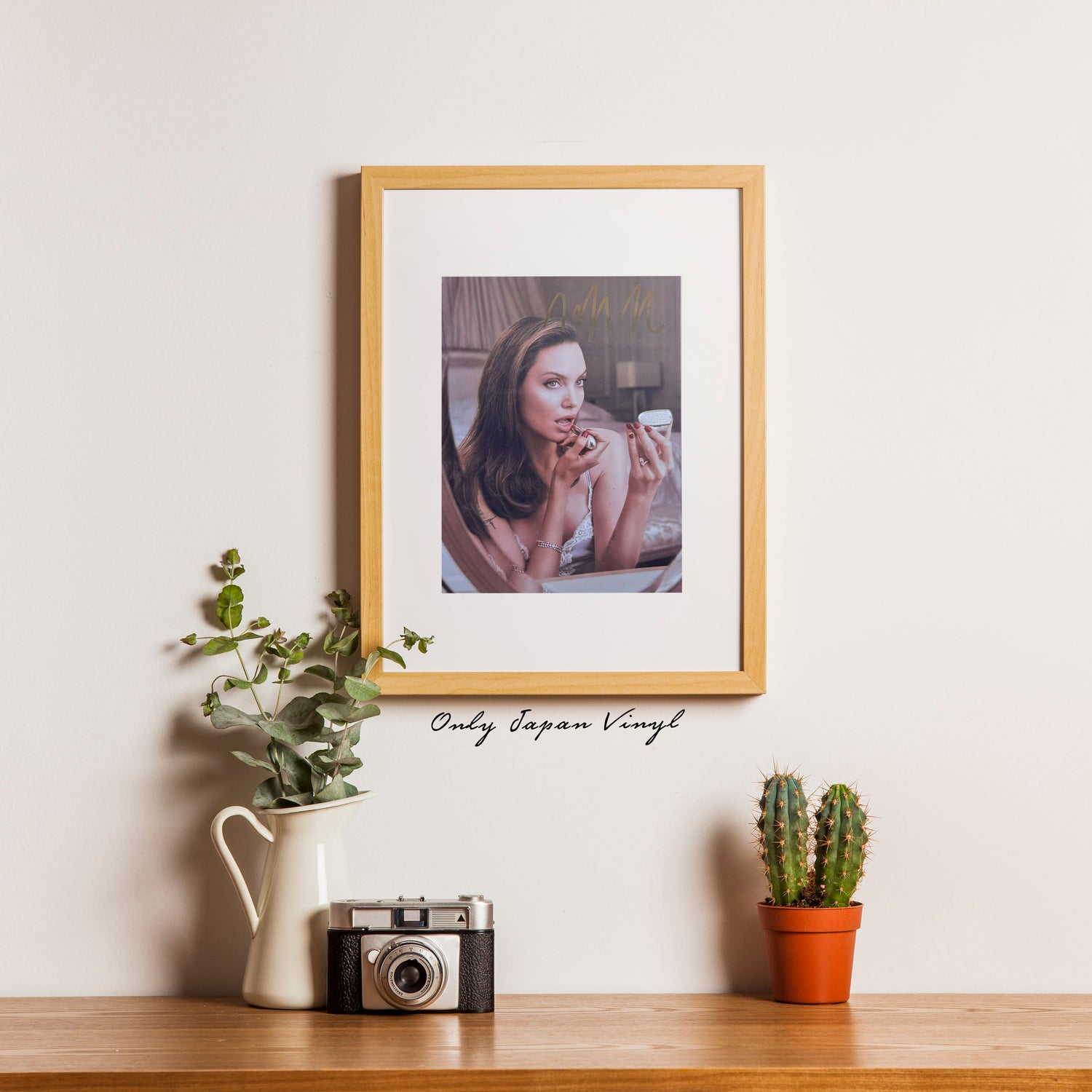 Angelina Jolie 13x18 cm Boyutunda El İmzalı Fotoğraf (Ömür Boyu COA) Japan Vinyl