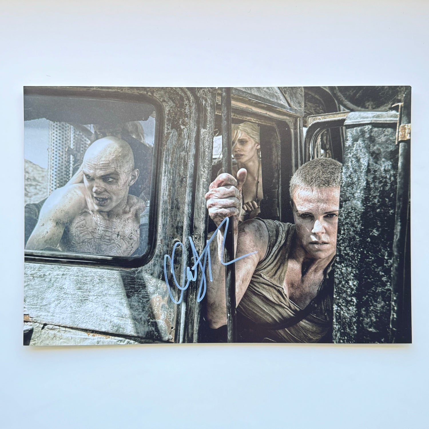 Charlize Theron Mad Max 20x30 cm Boyutunda El İmzalı Fotoğraf (Ömür Boyu COA) Japan Vinyl