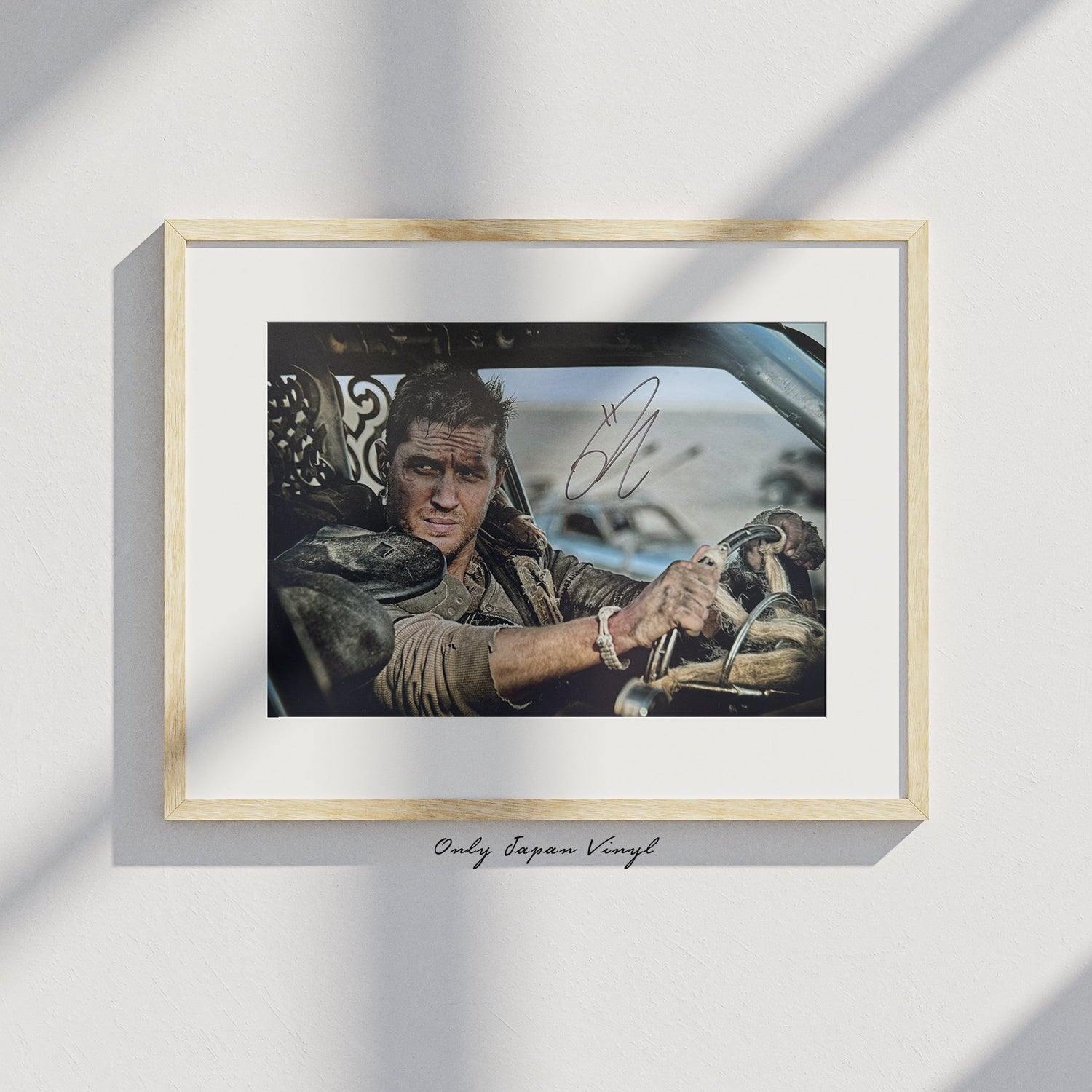 Tom Hardy Mad Max 20x30 cm Boyutunda El İmzalı Fotoğraf (Ömür Boyu COA) Japan Vinyl