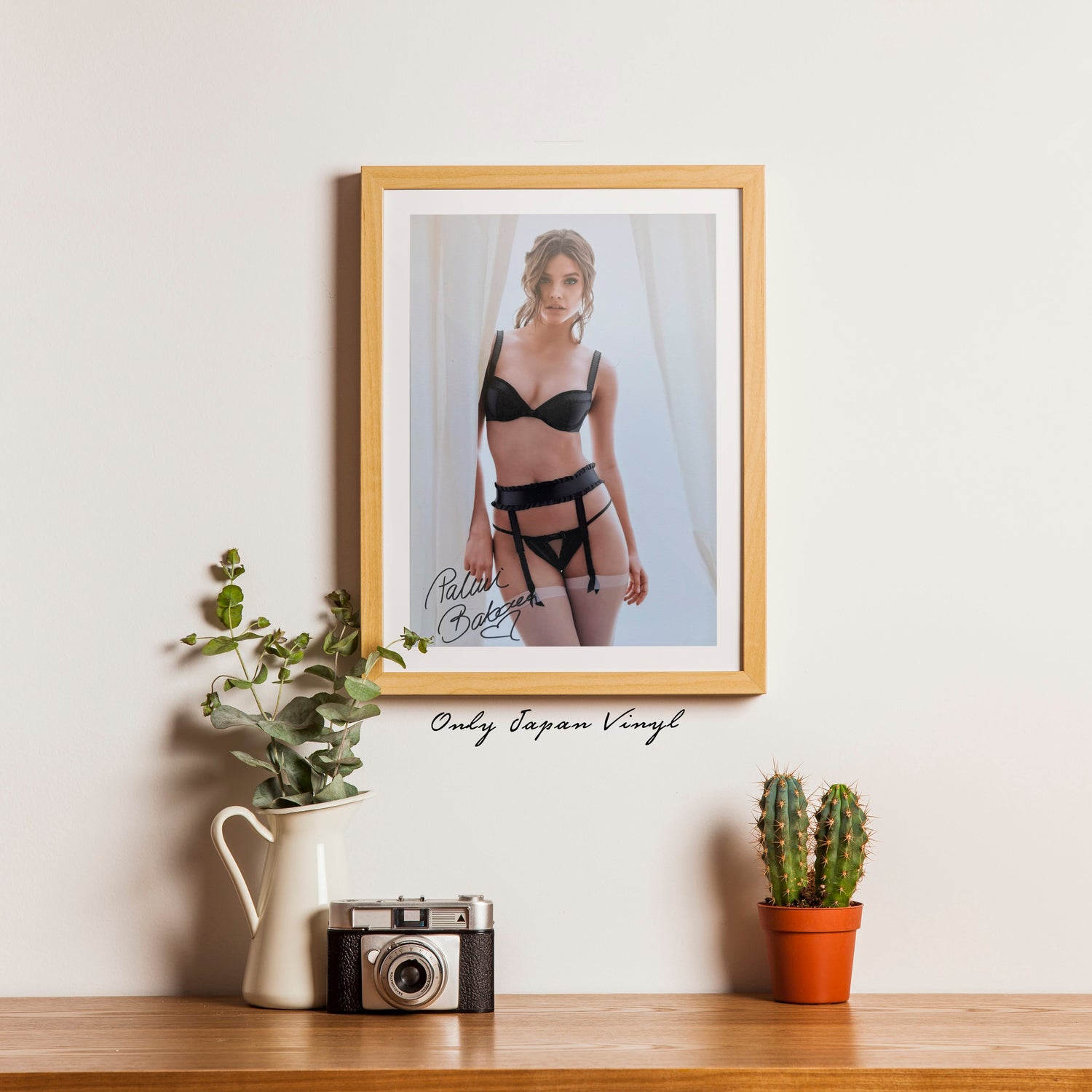 Barbara Palvin 20x30 cm Boyutunda El İmzalı Fotoğraf (Ömür Boyu COA) Japan Vinyl