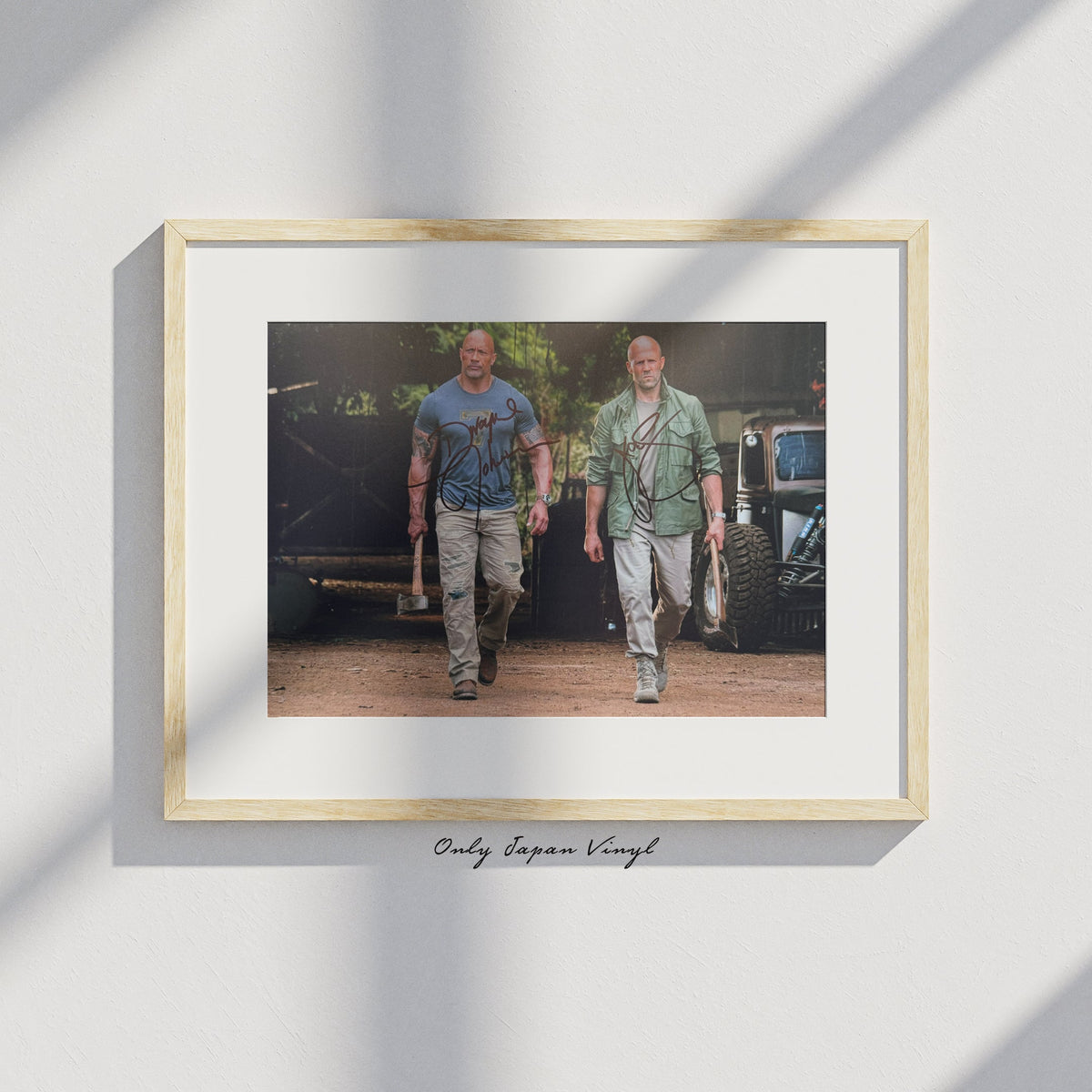 Dwayne Johnson & Jason Statham 20x30 cm El İmzalı Fotoğraf (Ömür Boyu COA) Japan Vinyl