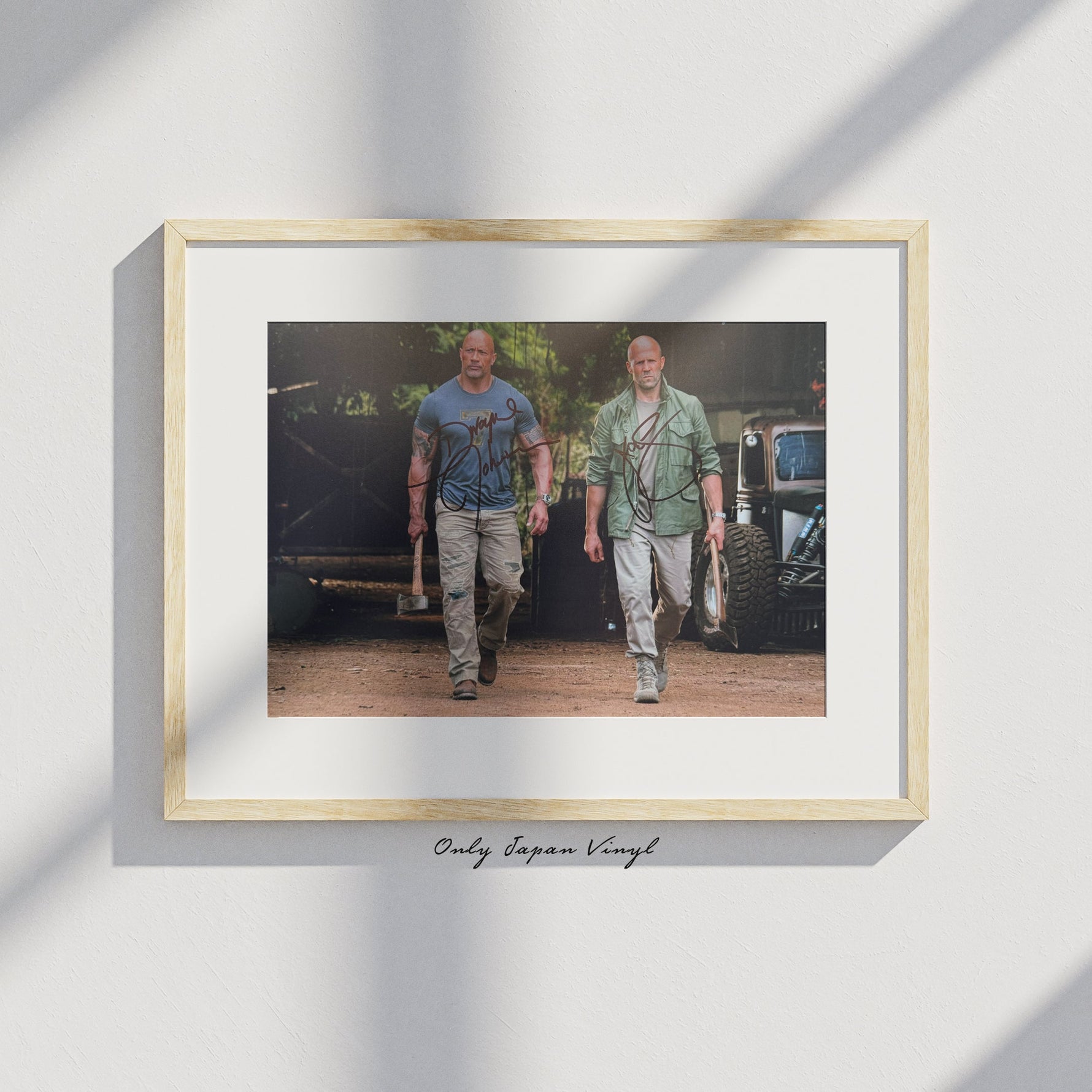 Dwayne Johnson & Jason Statham 20x30 cm El İmzalı Fotoğraf (Ömür Boyu COA) Japan Vinyl