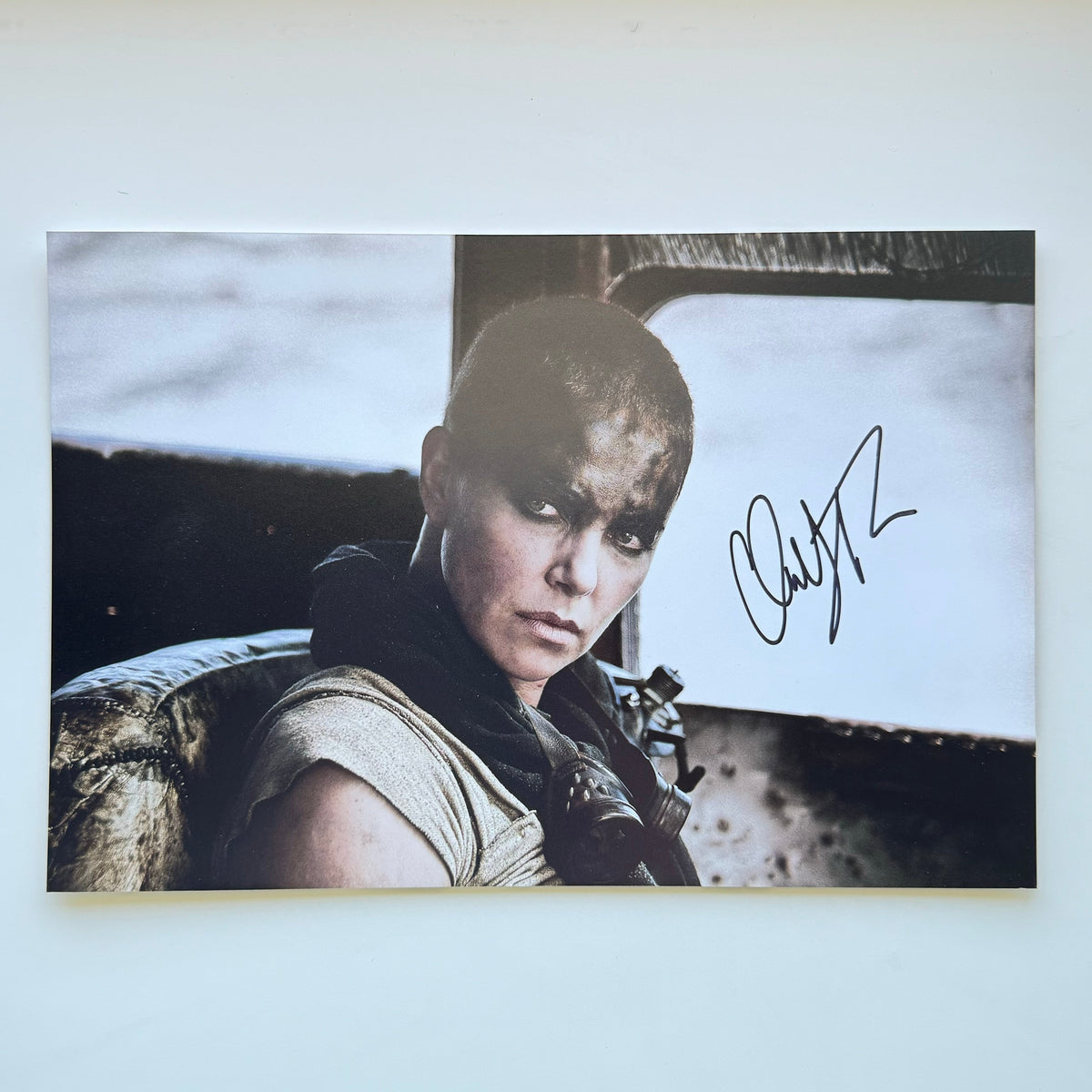 Charlize Theron Mad Max 20x30 cm Boyutunda El İmzalı Fotoğraf (Ömür Boyu COA) Japan Vinyl