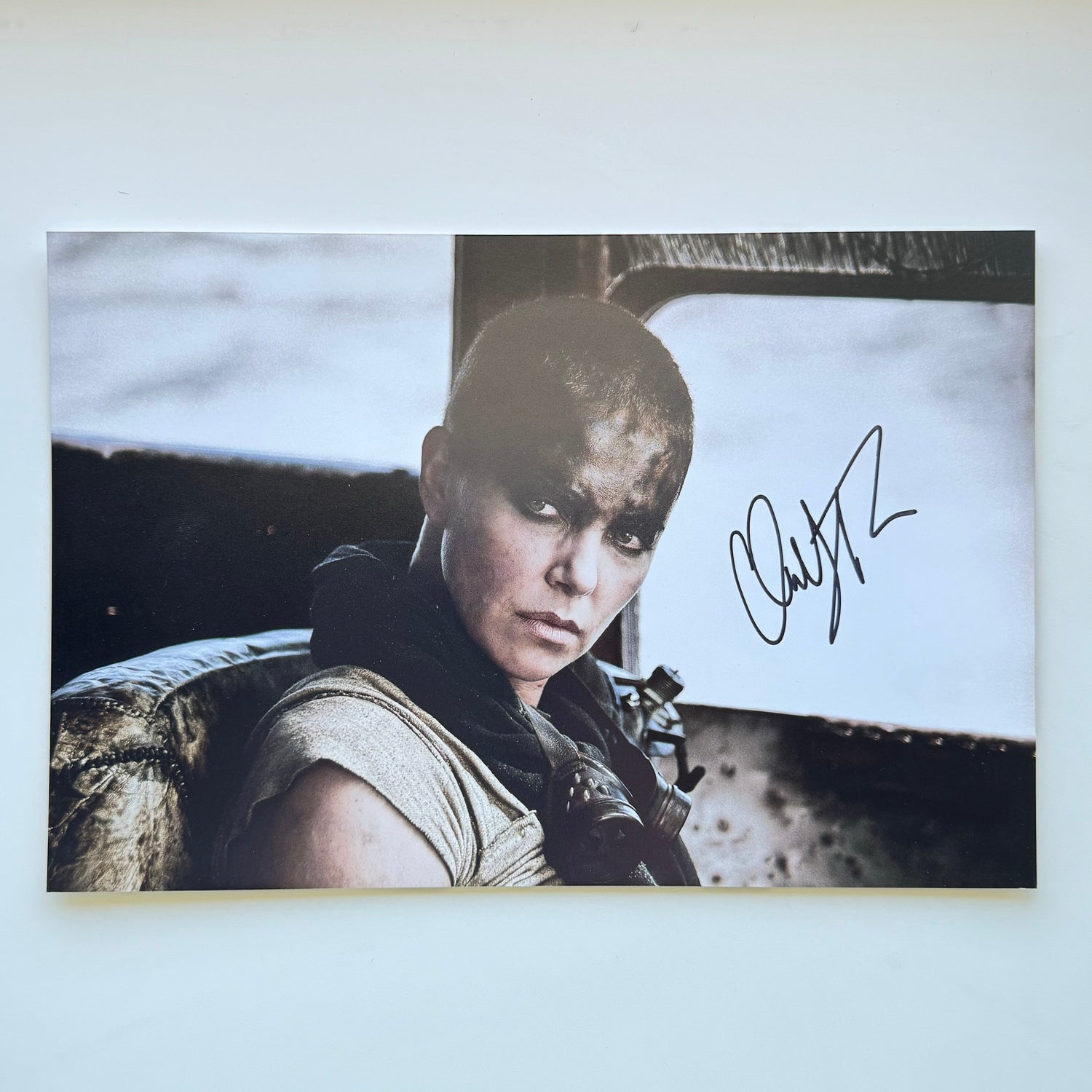 Charlize Theron Mad Max 20x30 cm Boyutunda El İmzalı Fotoğraf (Ömür Boyu COA) Japan Vinyl