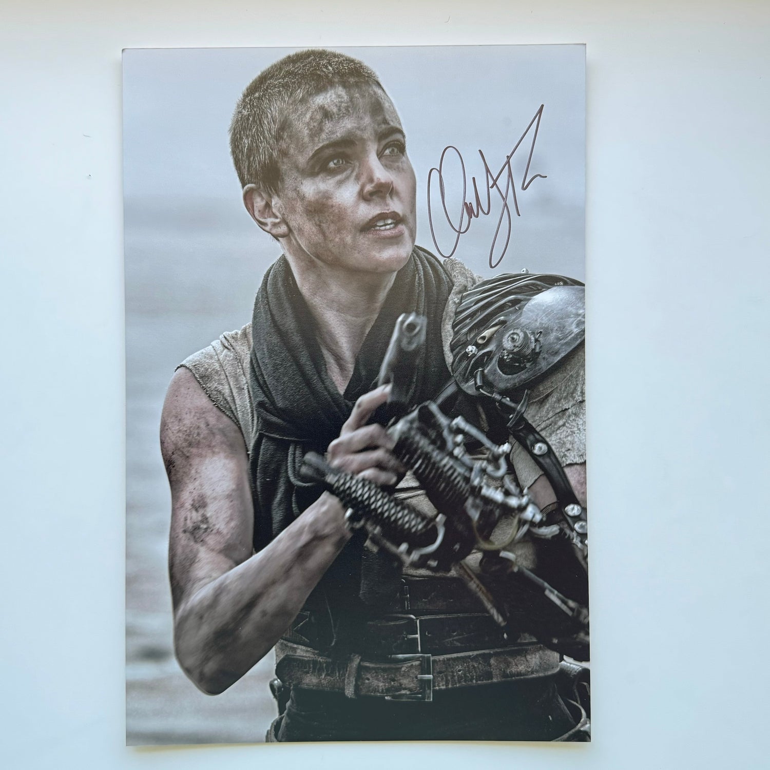 Charlize Theron Mad Max 20x30 cm Boyutunda El İmzalı Fotoğraf (Ömür Boyu COA) Japan Vinyl